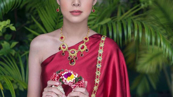 Ταϊλάνδης παραδοσιακά κοσμήματα σε νεαρή κοπέλα - Φωτογραφία, εικόνα