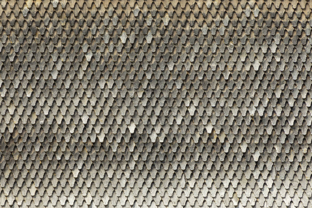 Houten dak - oude traditionele methode voor dakbedekking - dakshingles en shakes staan bekend om hun isolatie-eigenschappen - Foto, afbeelding
