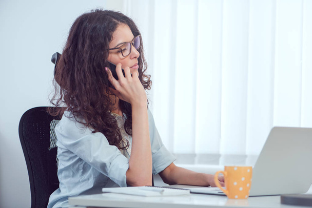 Stressaantunut masentunut toimistotyöntekijä liiketoiminnan nainen vastaanottaa huonoja uutisia hätäpuhelu töissä. Epätoivoiselta ja välinpitämättömältä. Ongelmia töissä. Tylsät neuvottelut
 - Valokuva, kuva