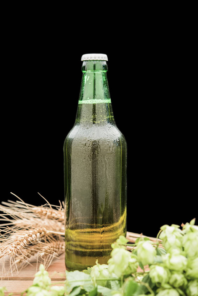 pullo olutta humalan ja vehnän ja lasin kanssa
 - Valokuva, kuva