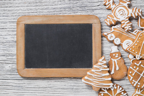 Christmas decoration. Blackboard with gingerbread cookies. Empty space for text. - Foto, immagini