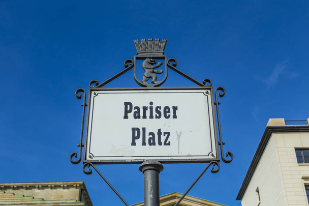 street sign Parisien Place (Pariser Platz) no portão de Brandemburgo em Berlim, Alemanha
 - Foto, Imagem