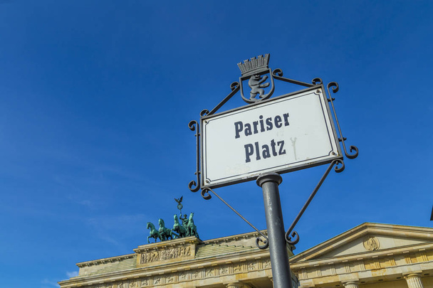 señal de calle Parisien Place (Pariser Platz) en la puerta de Brandenburgo en Berlín, Alemania
 - Foto, Imagen