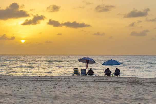 les gens profitent du coucher de soleil sur la plage sud, Miami
 - Photo, image