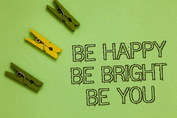 Текст, написанный словом "Be Happy Be Bright Be You" Деловая концепция для уверенности в себе хорошее отношение наслаждаться веселым Контур слова зеленый средний желтый скрепка бумаги на оливковом цвете земли
 - Фото, изображение