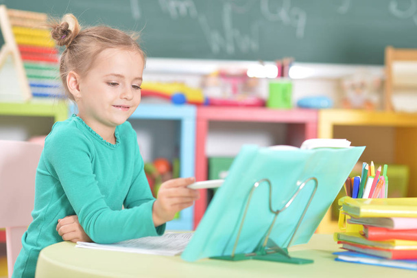 niedlich glücklich Schulmädchen Hausaufgaben machen - Foto, Bild