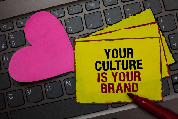 Написання нотатки про вашу культуру - це ваш бренд. Ділова фотографія, що демонструє Знання Досвід презентації картка Червона облямована жовта паперова щіпка з любов'ю на клавіатурі комп'ютера
 - Фото, зображення