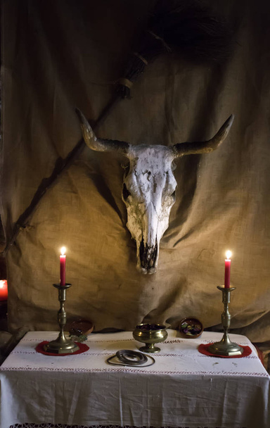 Altar para rituais satânicos, detalhe bruxaria, ocultismo e seita - Foto, Imagem
