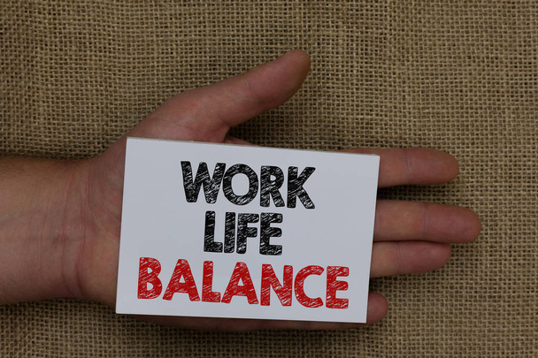 Schreiben Notiz zeigt Work-Life-Balance. Geschäftsfoto, das die Aufteilung der Zeit zwischen Arbeit oder Familie und Freizeit zeigt menschliche Hand, die weiße Seite mit schwarzen und roten Farbtexten auf dem Sack hält - Foto, Bild