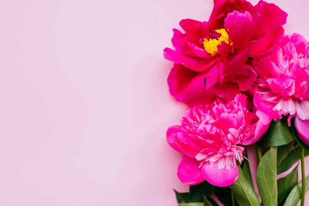 Ramo de flores de peonía rosa
 - Foto, Imagen