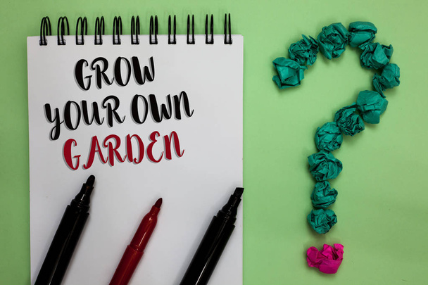 Käsikirjoitus Grow Your Own Gardenista. Business valokuva esittelee Organic Gardening kerätä henkilökohtaisia vihanneksia hedelmiä Tahmea huomautus teksteillä kosketa vihreää paperia lob kysymysmerkki
 - Valokuva, kuva