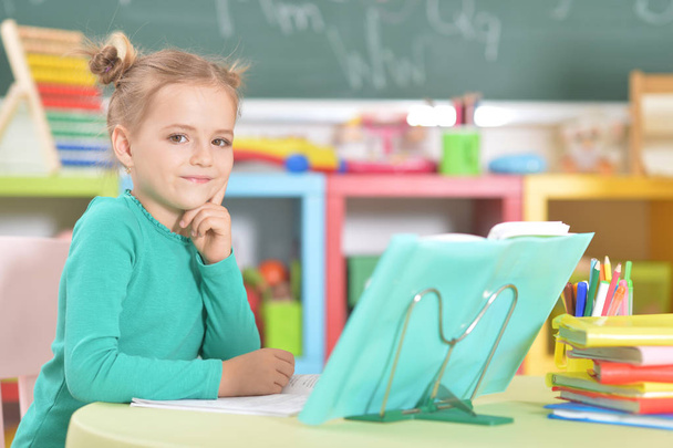 Roztomilá školačka rád dělat domácí úkoly - Fotografie, Obrázek