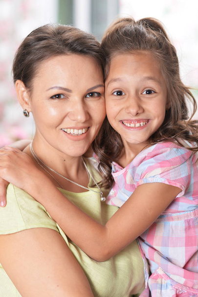 Close up portrait of beautiful woman and girl hugging  - Foto, afbeelding
