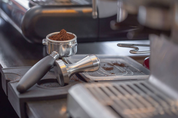 Pressage du café avec tampon avant le brassage
 - Photo, image