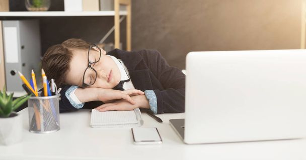 Nuori liikemies lapsi yrityspuvussa väsyy ja nukahti
 - Valokuva, kuva