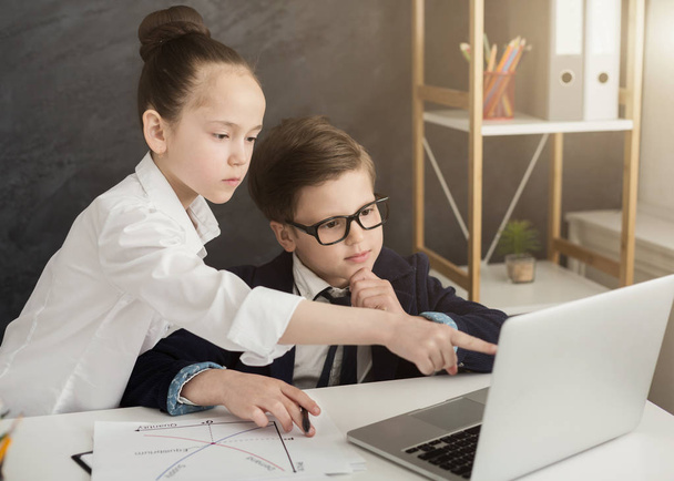 Petit garçon et fille travaillant sur ordinateur portable
 - Photo, image