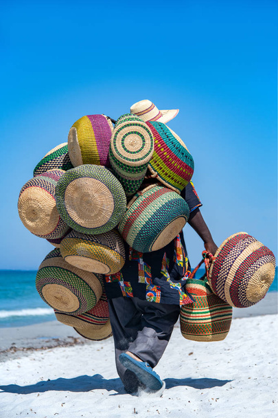 чоловік продає кошики на пляжі
 - Фото, зображення