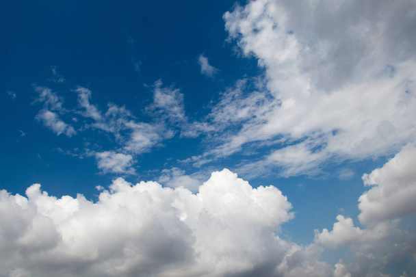 白い雲と青い空 - 写真・画像