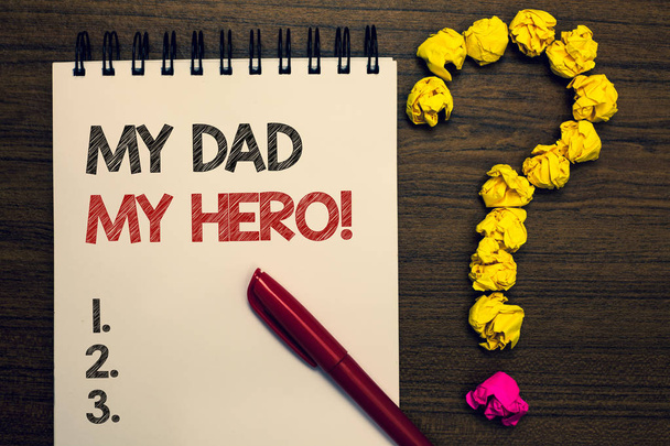 Kirjoitan viestiä, jossa isä on sankarini. Business valokuva esittelee Ihailu isäsi rakkaus tunteita kohteliaisuus kirjoitettu muistilehtiö punainen kynä keltainen paperi kokkare kysymys puinen pöytä
 - Valokuva, kuva