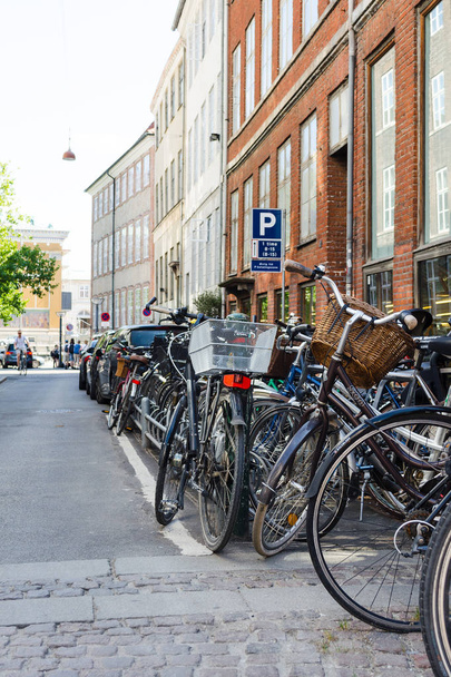 Copenhagen, Danimarka - 7 Temmuz 2018. Birçok bisiklet park yerinde vardır. Sokaklar Kopenhag. Araç. Seyahatler. - Fotoğraf, Görsel