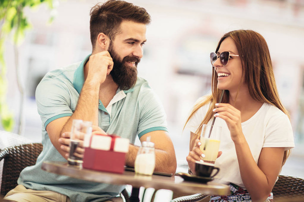 Nádherný pár s kávou na rande - Fotografie, Obrázek