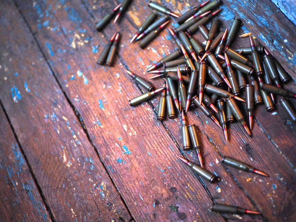 Proiettili su una superficie di legno. guerra
 - Foto, immagini