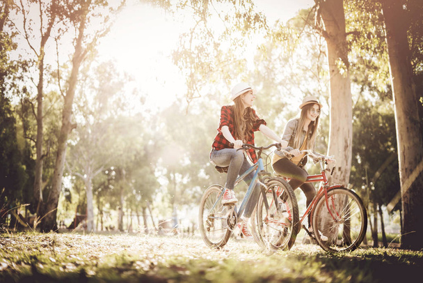 Езда на велосипеде в парке
 - Фото, изображение