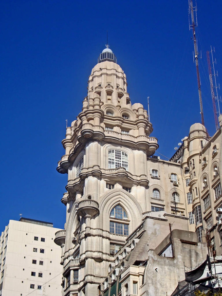Um marco histórico e arquitetônico na cidade de Buenos Aires, Argentina
 - Foto, Imagem