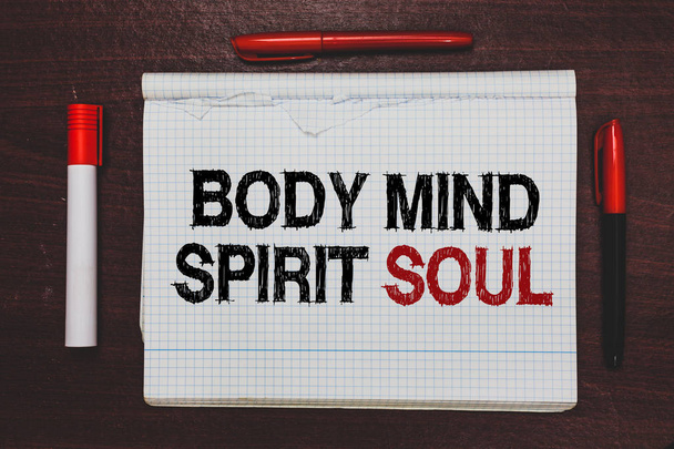 Escrita à mão texto escrevendo Body Mind Spirit Soul. Conceito significado Equilíbrio pessoal terapia Consciência estado de espírito Escrito preto, palavras vermelhas bloco de notas no palco marrom canetas vermelhas iluminador branco
 - Foto, Imagem