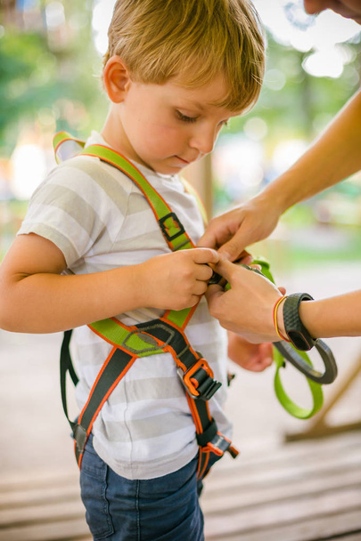 Хлопчик готується до сходження на мотузковий парк
, - Фото, зображення