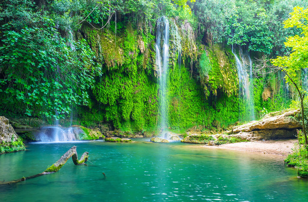 Parque natural Kursunlu con cascadas, paisaje escénico, exuberante vegetación forestal y pequeños lagos es una de las atracciones turísticas más populares de la región de Antalya, Aksu, Turquía
. - Foto, imagen