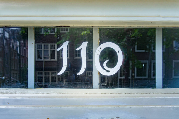 Huisnummer één honderd en tien (110) - Foto, afbeelding