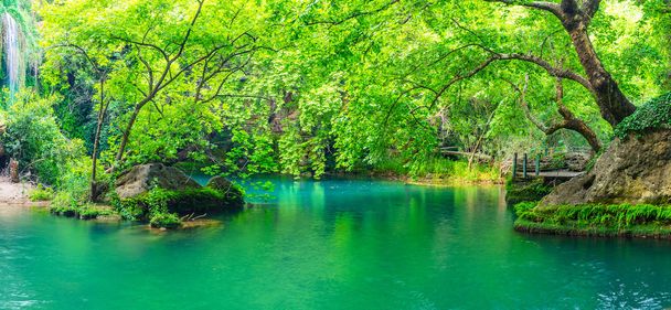 Il parco naturale Kursunlu è la perla della regione di Antalya, vanta cascate panoramiche e piccoli laghi, circondati da foreste ombrose, Aksu, Turchia
. - Foto, immagini