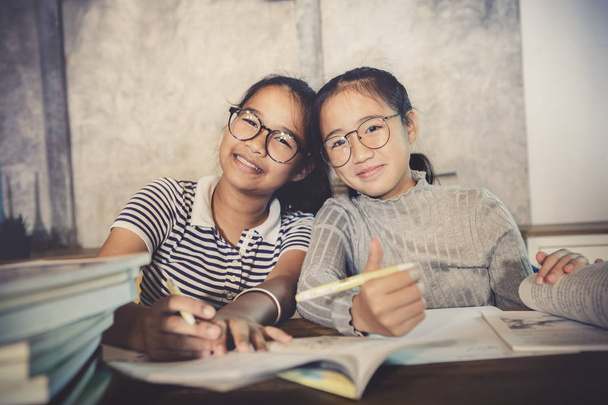 Asya genç mutluluk duygu okul ev işi - Fotoğraf, Görsel