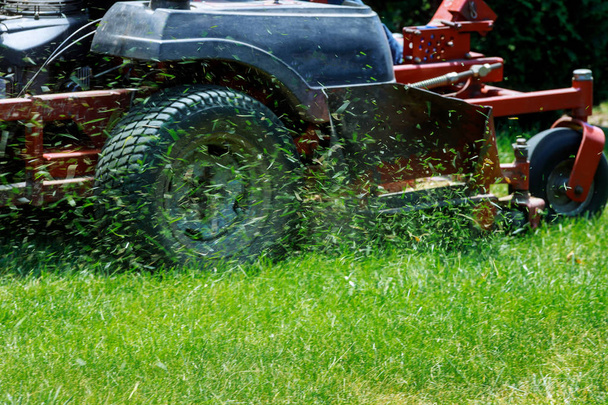 крупним планом косарка для різання трави газонокосаркою
 - Фото, зображення