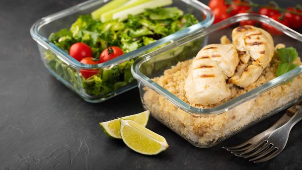 Sağlıklı yemek hazırlayın quinoa, tavuk göğsü ve yeşil salata havai çekim ile konteyner. - Fotoğraf, Görsel