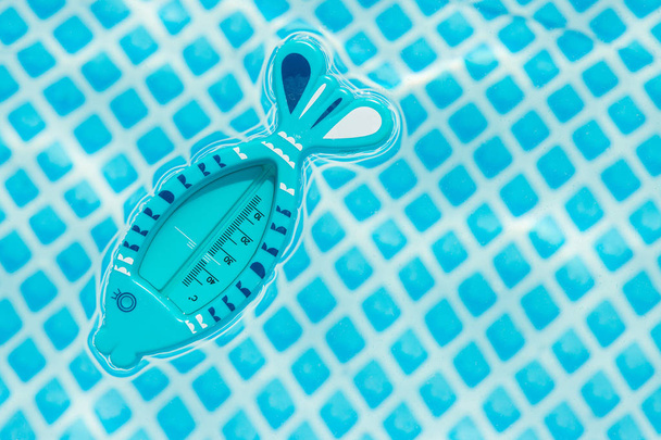 A medence felszíne, hőmérő a vízben - Fotó, kép