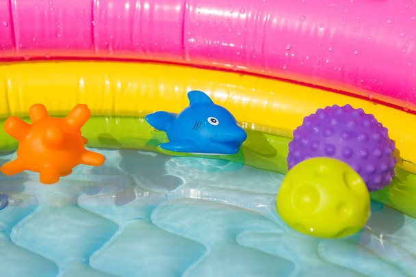 Дитячий надувний басейн з іграшками
 - Фото, зображення