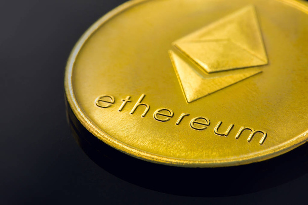 Криптовалюта золоті монети - Біткоїн, Ethereum з доларовим фоном. Концепція віртуальних грошей. - Фото, зображення