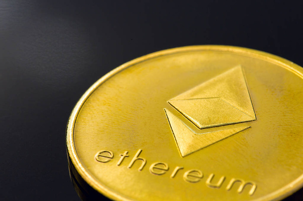 criptomoneda monedas de oro - Bitcoin, Ethereum con fondo de dólar. Concepto de dinero virtual. - Foto, imagen