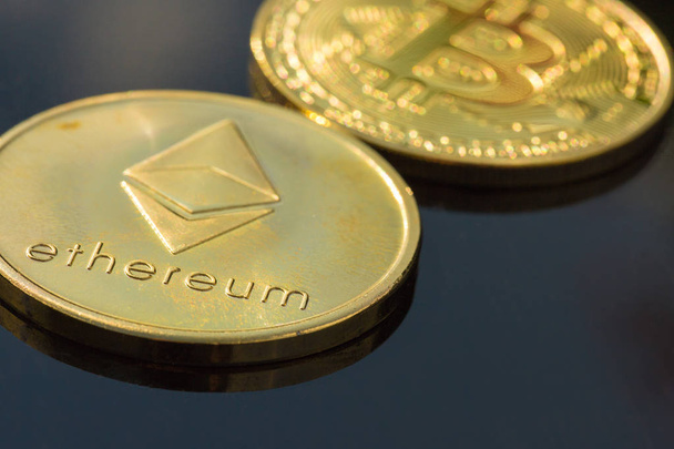 criptomoneda monedas de oro - Bitcoin, Ethereum con fondo de dólar. Concepto de dinero virtual. - Foto, Imagen