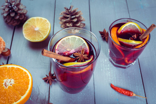 Close view of mulled wine with cozy background - Fotoğraf, Görsel