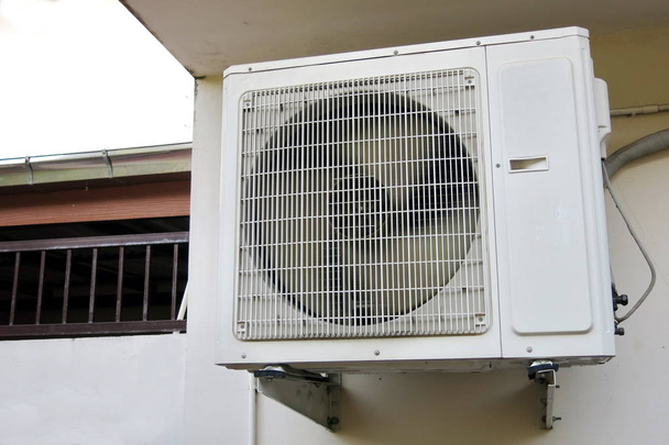compresor de aire acondicionado colgando en la pared
 - Foto, imagen