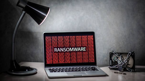 Écran d'ordinateur portable avec ransomware attaque alerte en arrière-plan binaire numérique rouge. Verrouillage du disque dur par chaîne et cadenas, Cyberattaque et concept de sécurité des données Internet
 - Photo, image