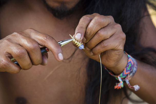 Šperky výrobce ruce vytváření náušnice z mosazi kovové řetězce - Fotografie, Obrázek
