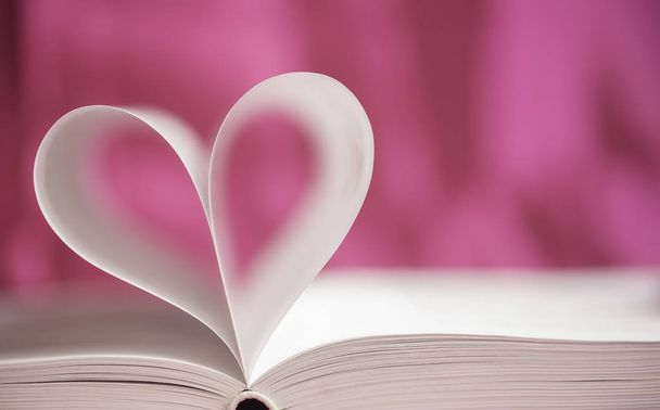 Avaa kirja, jossa on sydämen muotoinen kirja kirjan sivuilta
 - Valokuva, kuva