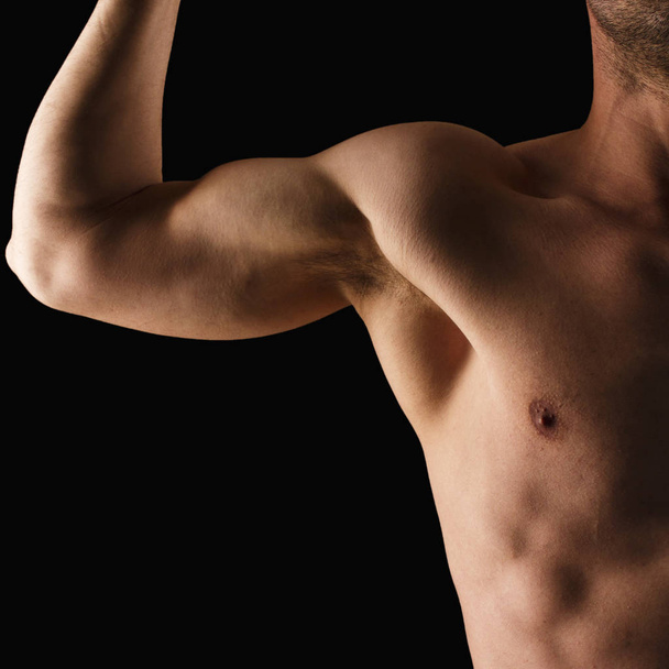 männlicher Körperteil, vor schwarzem Hintergrund - Foto, Bild