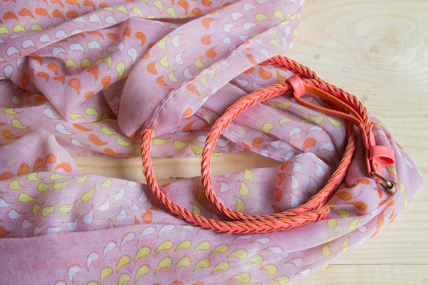 Modieuze roze accessoires op houten ondergrond - sjaal, riem - Foto, afbeelding