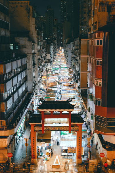HONG KONG - MARCH 28, 2018 : Unidentified people walking at temple street night market in Yau Ma Tei, Hong Kong. - Fotografie, Obrázek