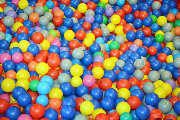 Farbige Plastikbälle auf Kinderspielplatz - Foto, Bild